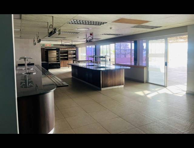 5,968M² BUSINESS CENTRE FOR SALE IN SUNNINGHILL
